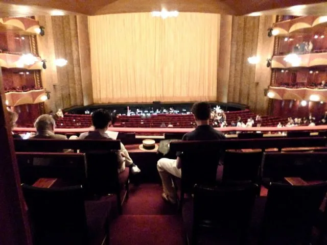 Jak komfortowo wyposażyć poczekalnię w teatrze?